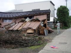 新潟中越地震被災住宅写真