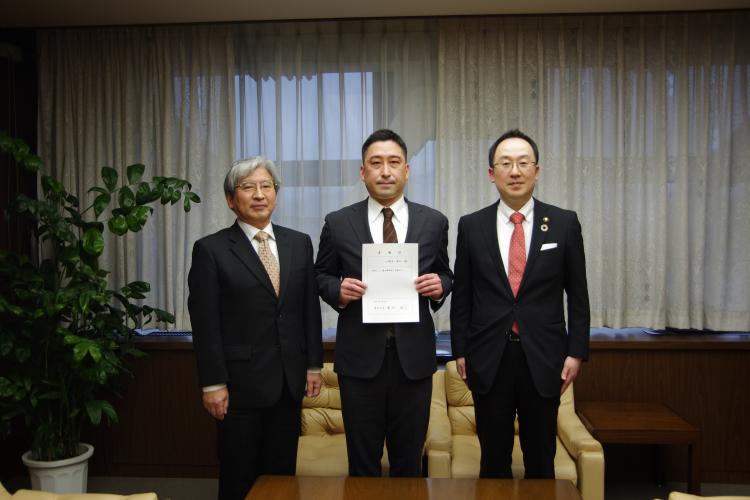 皆川市長と隊員、協議会長の写真