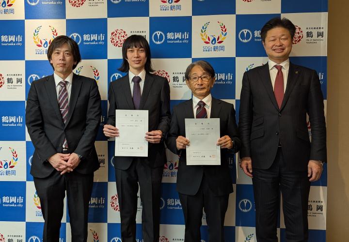 隊員と佐藤市長、公社支配人の写真