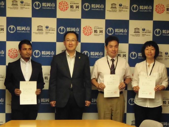 皆川市長と隊員達の集合写真