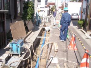 地震に強い水道管に替えている工事の様子