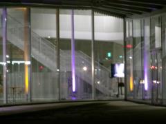 荘銀タクト外側の柱がオレンジ色と紫色のライトで照らされています