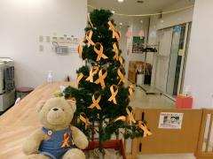 なかよし広場入口にオレンジリボンツリーが飾られています