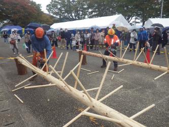 チェンソー競技デモ