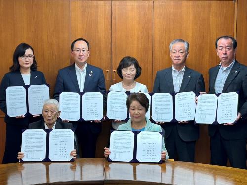 公立化基本合意書の締結式