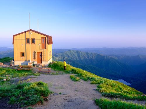 夏の以東岳避難小屋と大鳥池