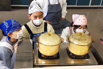 炊飯している写真