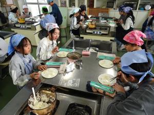 試食している写真