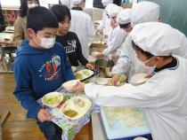 有機米給食の配膳