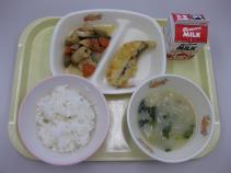 給食の写真です。有機米ごはん、みそ汁、天ぷらと煮物の献立です。