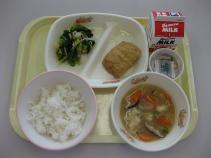 給食の写真です。有機米ごはんに納豆、すいとん、信田煮とおひたしの献立です。