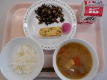 給食の写真です。有機米ごはん、豚汁、卵焼き、ひじき、赤かぶの漬物がついています。