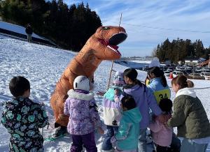 恐竜と子どもたちが戯れている様子です。