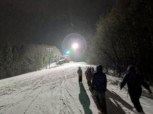 ナイター時に、山頂リフトツアーをしている様子です