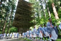 五重塔と羽黒山伏の秋の峰入り